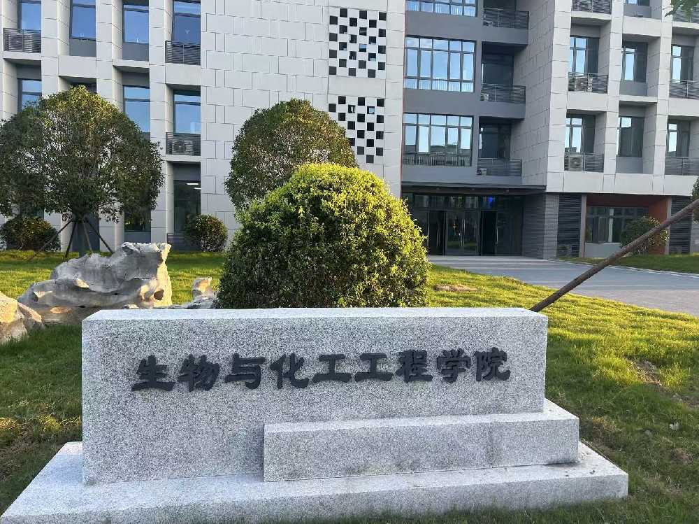 防城区扬州职业大学体育场高杆灯项目